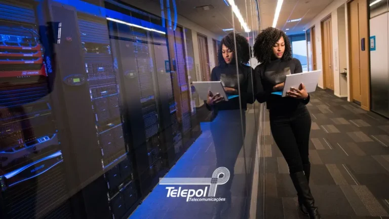 Rede corporativa com priorização de dados críticos e gestão inteligente de conectividade.